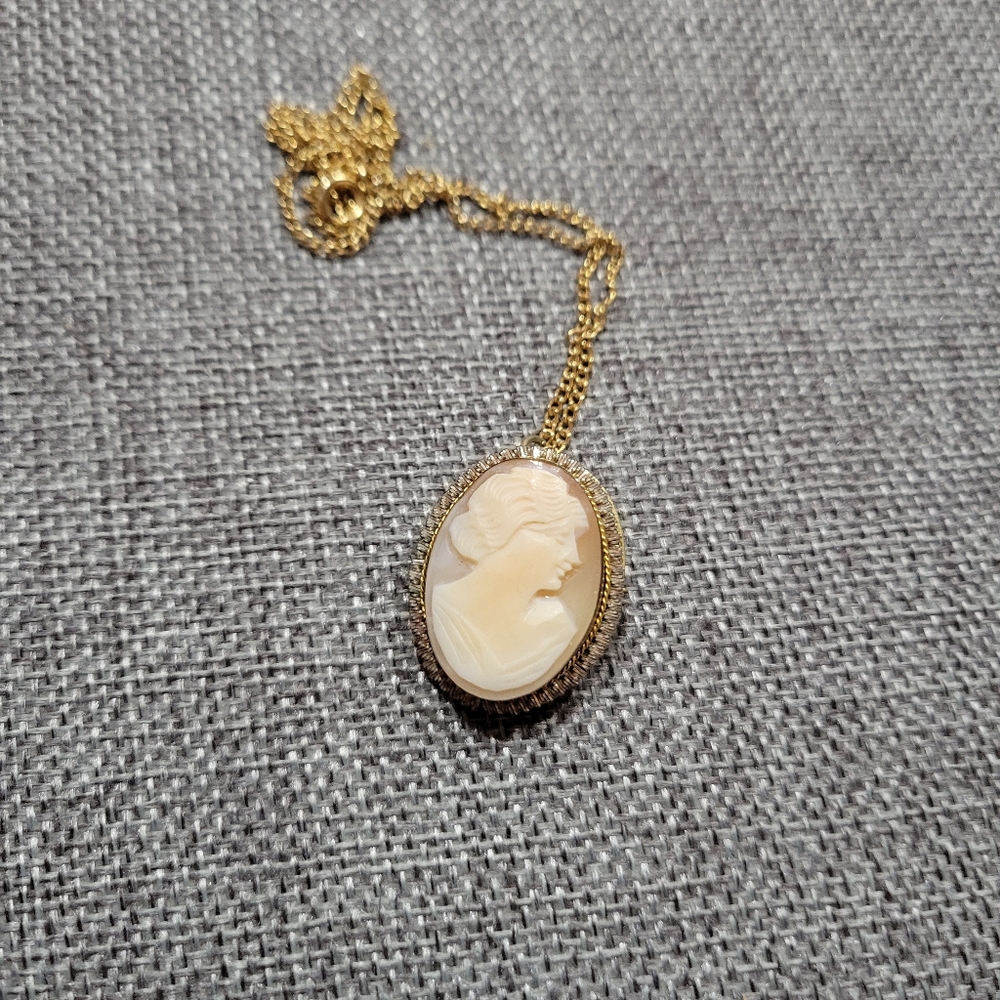 Elegant Gold Cameo Pendant Necklace